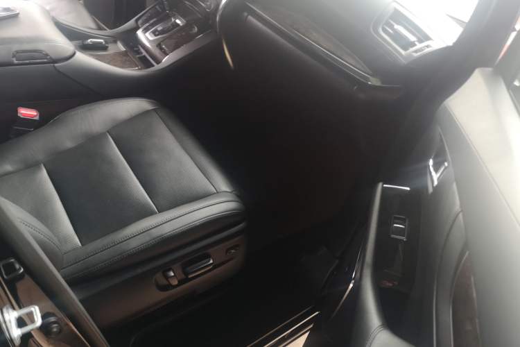 Used Toyota Vellfire 2023 Crown Dual-Engine 2.5L HV Ultimate Edition Right Front Seat