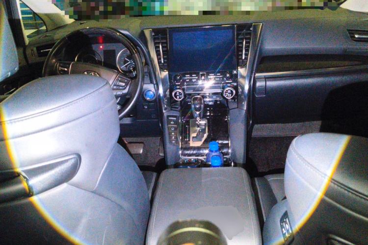 Used Toyota Vellfire 2023 Crown Dual-Engine 2.5L HV Luxury Edition Center Console