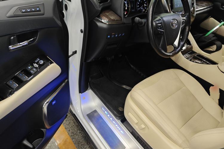 Used Toyota Vellfire 2023 Crown Dual-Engine 2.5L HV Prestige Edition Driver Seat