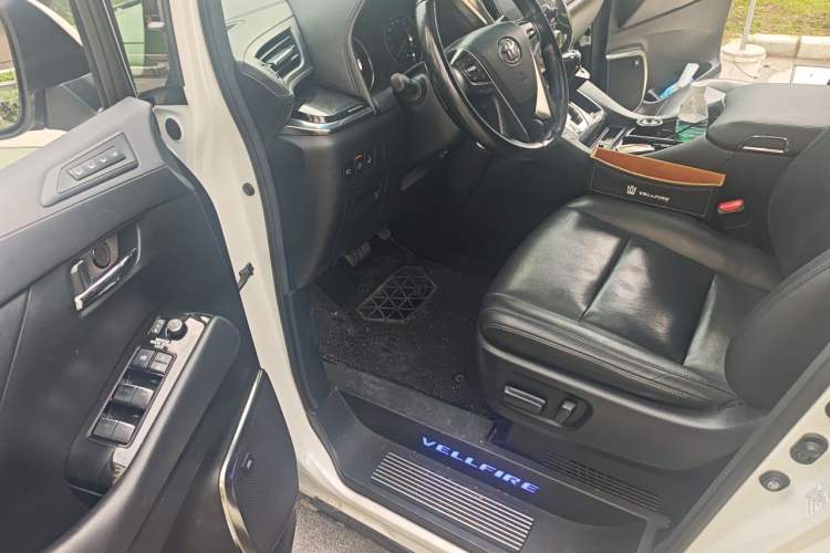 Used Toyota Vellfire 2023 Crown Dual-Engine 2.5L HV Luxury Edition Driver Seat