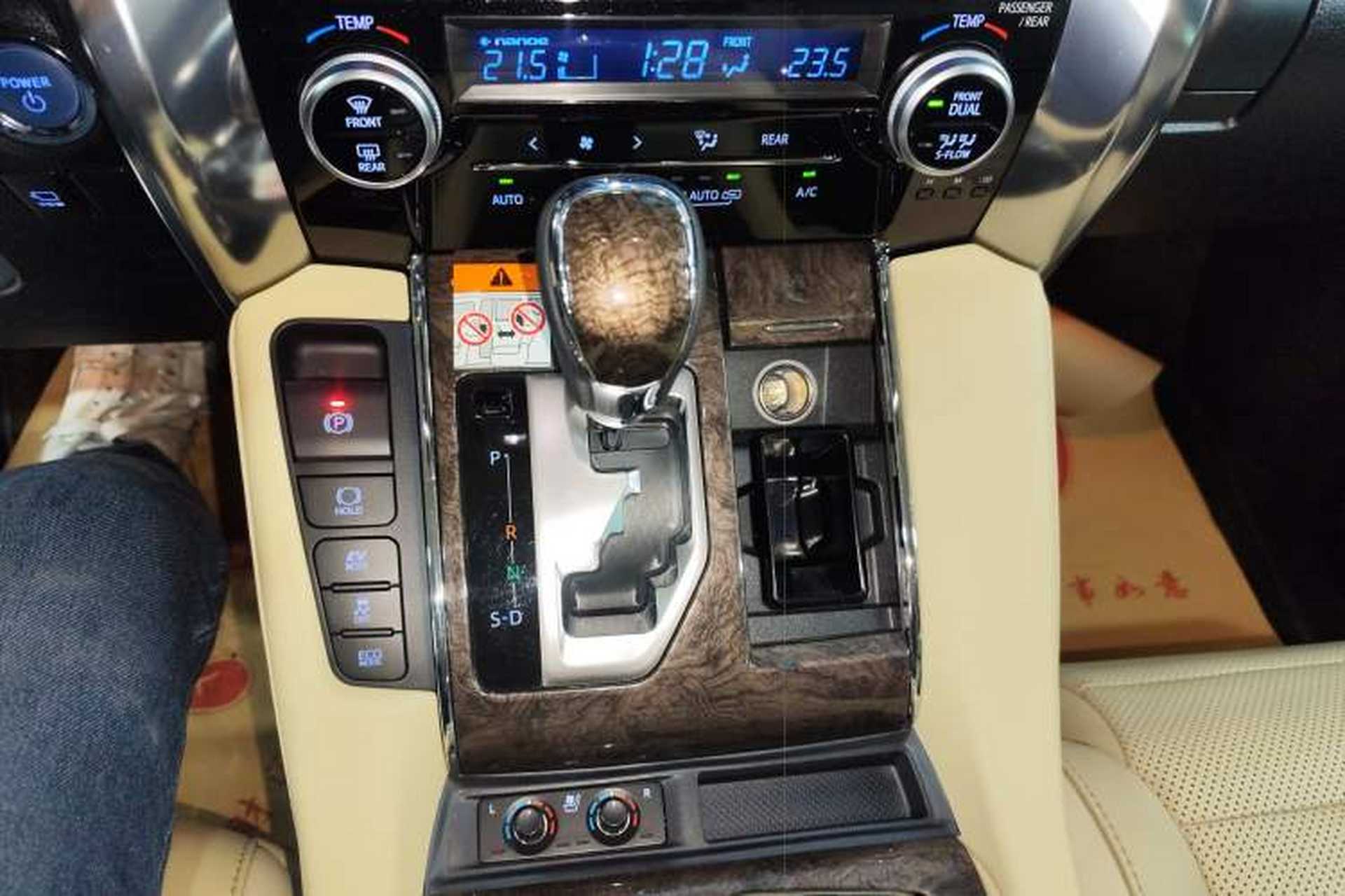 Used Toyota Vellfire 2023 Crown Dual-Engine 2.5L HV Ultimate Edition Gear Lever