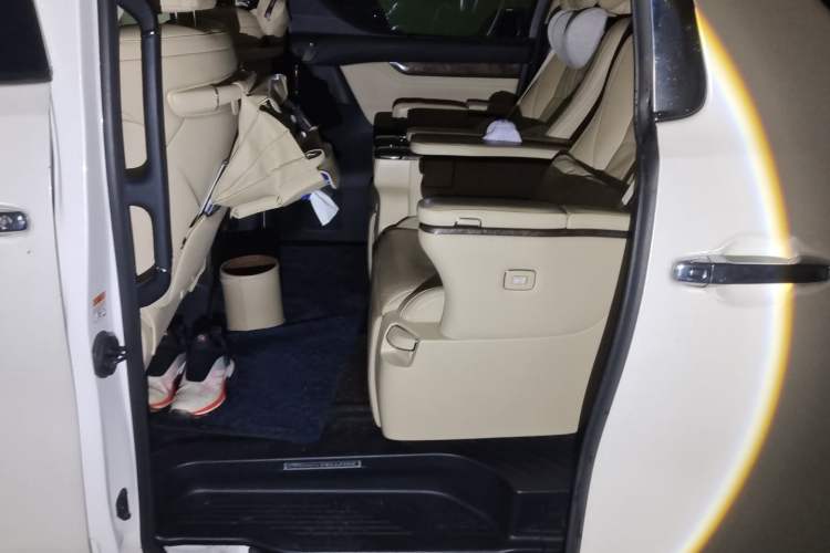 Used Toyota Vellfire 2023 Crown Dual-Engine 2.5L HV Prestige Edition Left Rear Seat