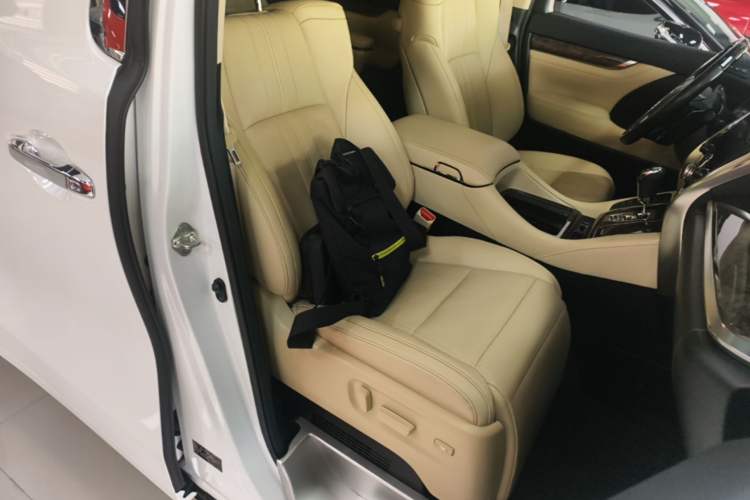 Used Toyota Vellfire 2023 Crown Dual-Engine 2.5L HV Prestige Edition Right Front Seat