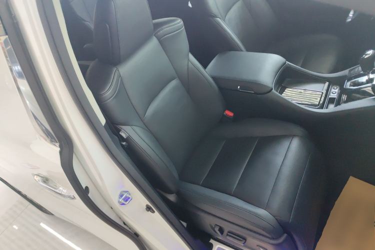 Used Toyota Vellfire 2023 Crown Dual-Engine 2.5L HV Luxury Edition Right Front Seat