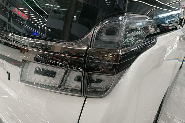 Used Toyota Vellfire 2023 Crown Dual-Engine 2.5L HV Luxury Edition Right Rear Taillight