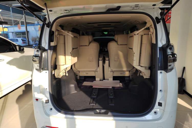 Used Toyota Vellfire 2023 Crown Dual-Engine 2.5L HV Prestige Edition Trunk