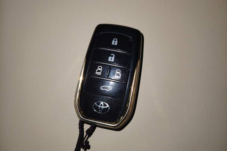 Used Toyota Vellfire 2023 Crown Dual-Engine 2.5L HV Ultimate Edition Vehicle Key
