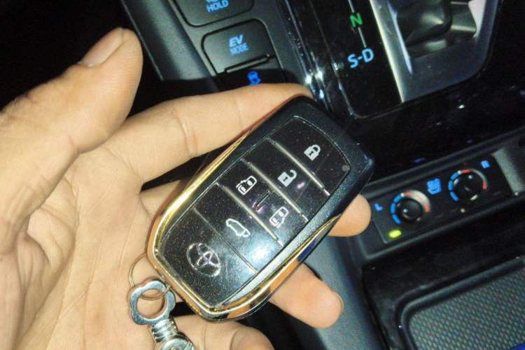 Used Toyota Vellfire 2023 Crown Dual-Engine 2.5L HV Luxury Edition Vehicle Key