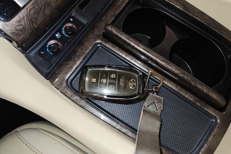 Used Toyota Vellfire 2023 Crown Dual-Engine 2.5L HV Prestige Edition Vehicle Key
