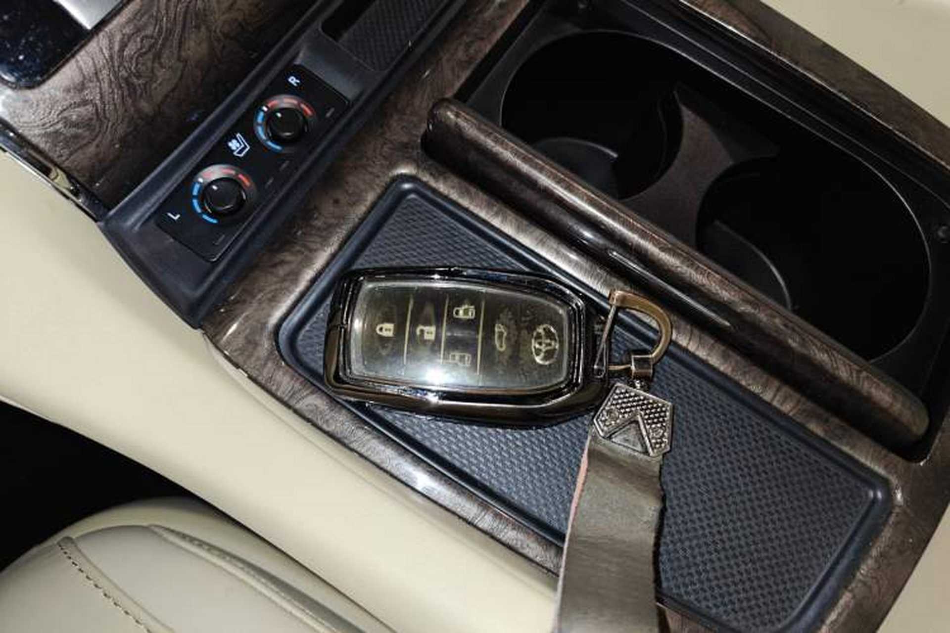 Used Toyota Vellfire 2023 Crown Dual-Engine 2.5L HV Prestige Edition Vehicle Key