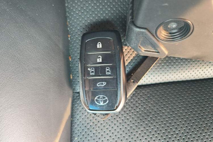 Used Toyota Vellfire 2023 Crown Dual-Engine 2.5L HV Ultimate Edition Vehicle Key