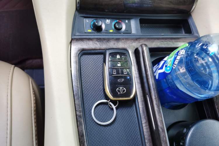 Used Toyota Vellfire 2023 Crown Dual-Engine 2.5L HV Prestige Edition Vehicle Key