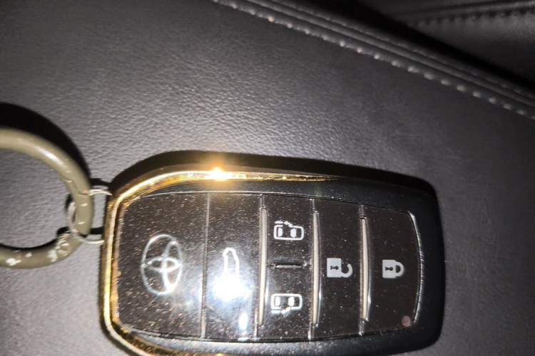 Used Toyota Vellfire 2023 Crown Dual-Engine 2.5L HV Luxury Edition Vehicle Key