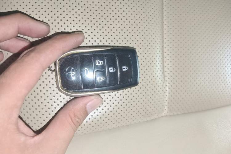 Used Toyota Vellfire 2023 Crown Dual-Engine 2.5L HV Prestige Edition Vehicle Key