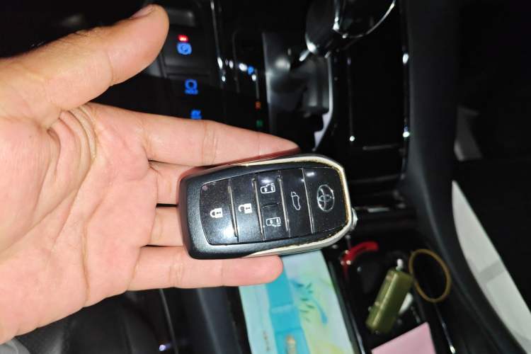 Used Toyota Vellfire 2023 Crown Dual-Engine 2.5L HV Luxury Edition Vehicle Key