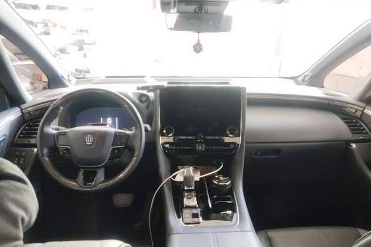 Used Toyota Vellfire 2024 Crown Dual-Engine 2.5L Ultimate Edition Center Console