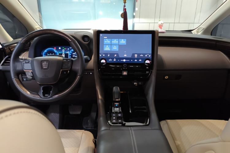 Used Toyota Vellfire 2024 Crown Dual-Engine 2.5L Supreme Executive Edition Center Console