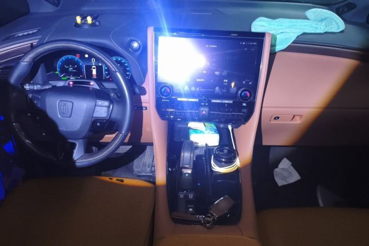 Used Toyota Vellfire 2024 Crown Dual-Engine 2.5L Supreme Executive Edition Center Console