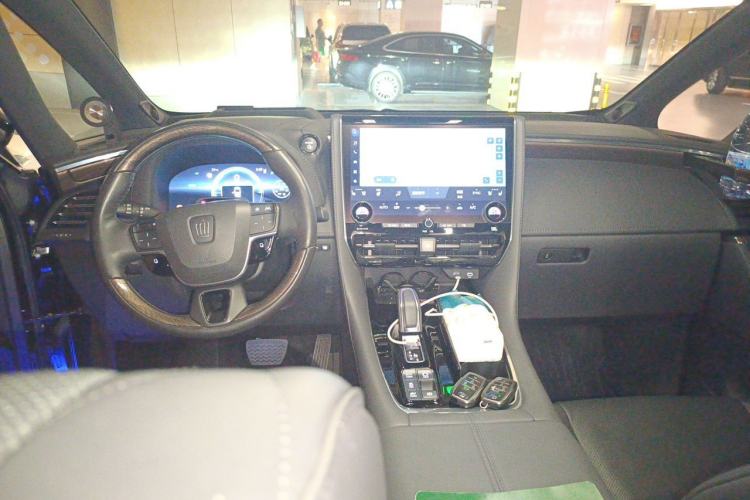 Used Toyota Vellfire 2024 Crown Dual-Engine 2.5L Ultimate Edition Center Console