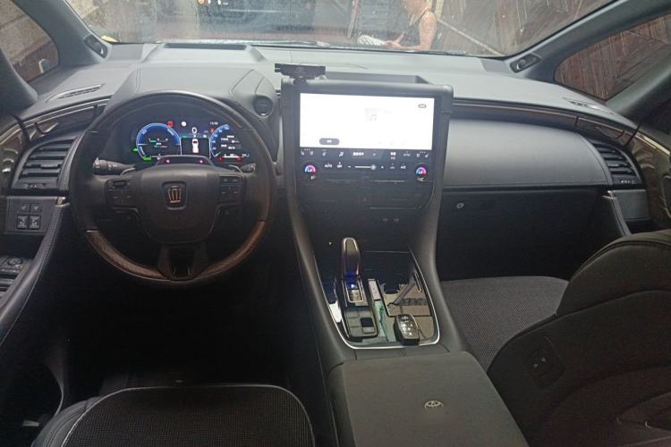 Used Toyota Vellfire 2024 Crown Dual-Engine 2.5L Supreme Executive Edition Center Console