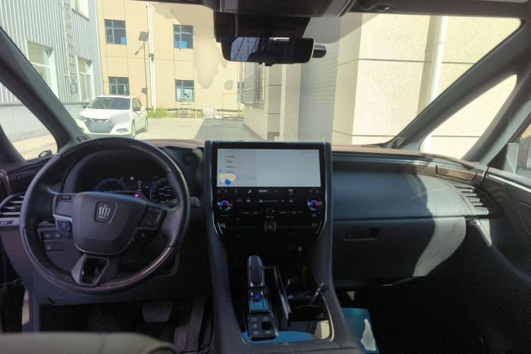 Used Toyota Vellfire 2024 Crown Dual-Engine 2.5L Ultimate Edition Center Console