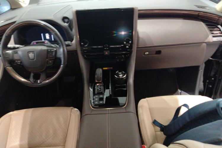 Used Toyota Vellfire 2024 Crown Dual-Engine 2.5L Ultimate Edition Center Console