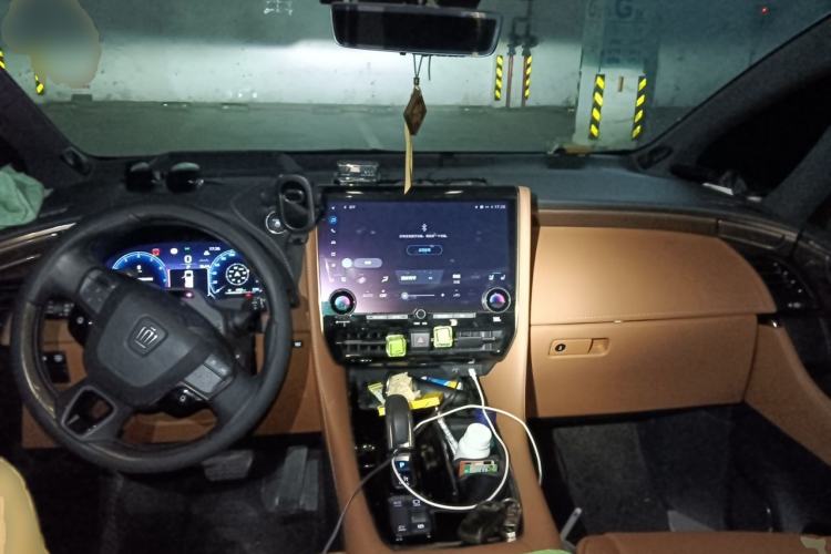 Used Toyota Vellfire 2024 Crown Dual-Engine 2.5L Supreme Executive Edition Center Console