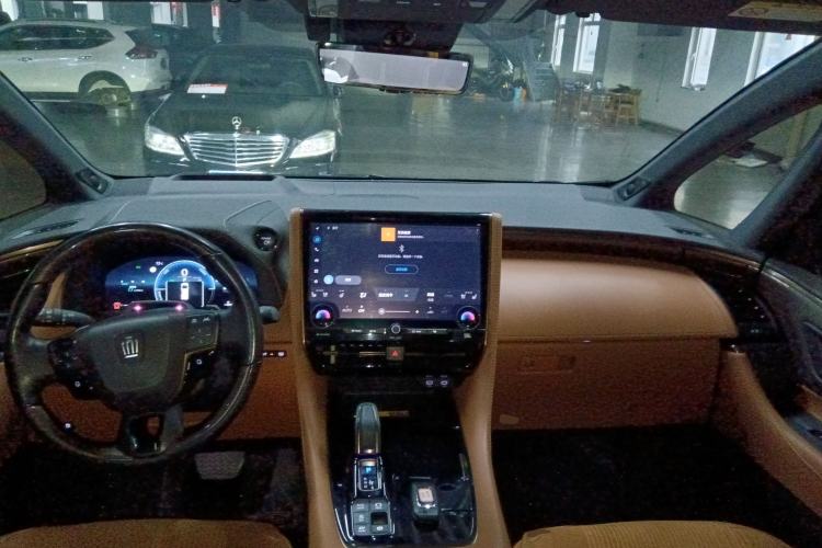 Used Toyota Vellfire 2024 Crown Dual-Engine 2.5L Ultimate Edition Center Console