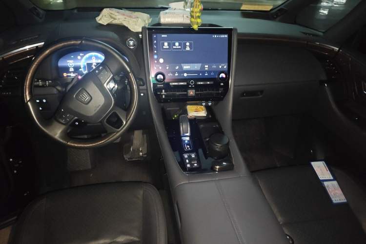 Used Toyota Vellfire 2024 Crown Dual-Engine 2.5L Ultimate Edition Center Console