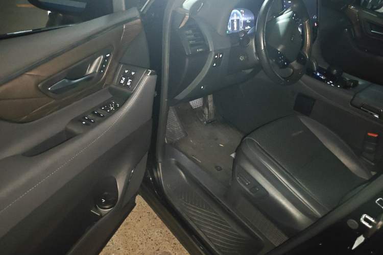 Used Toyota Vellfire 2024 Crown Dual-Engine 2.5L Ultimate Edition Driver Seat