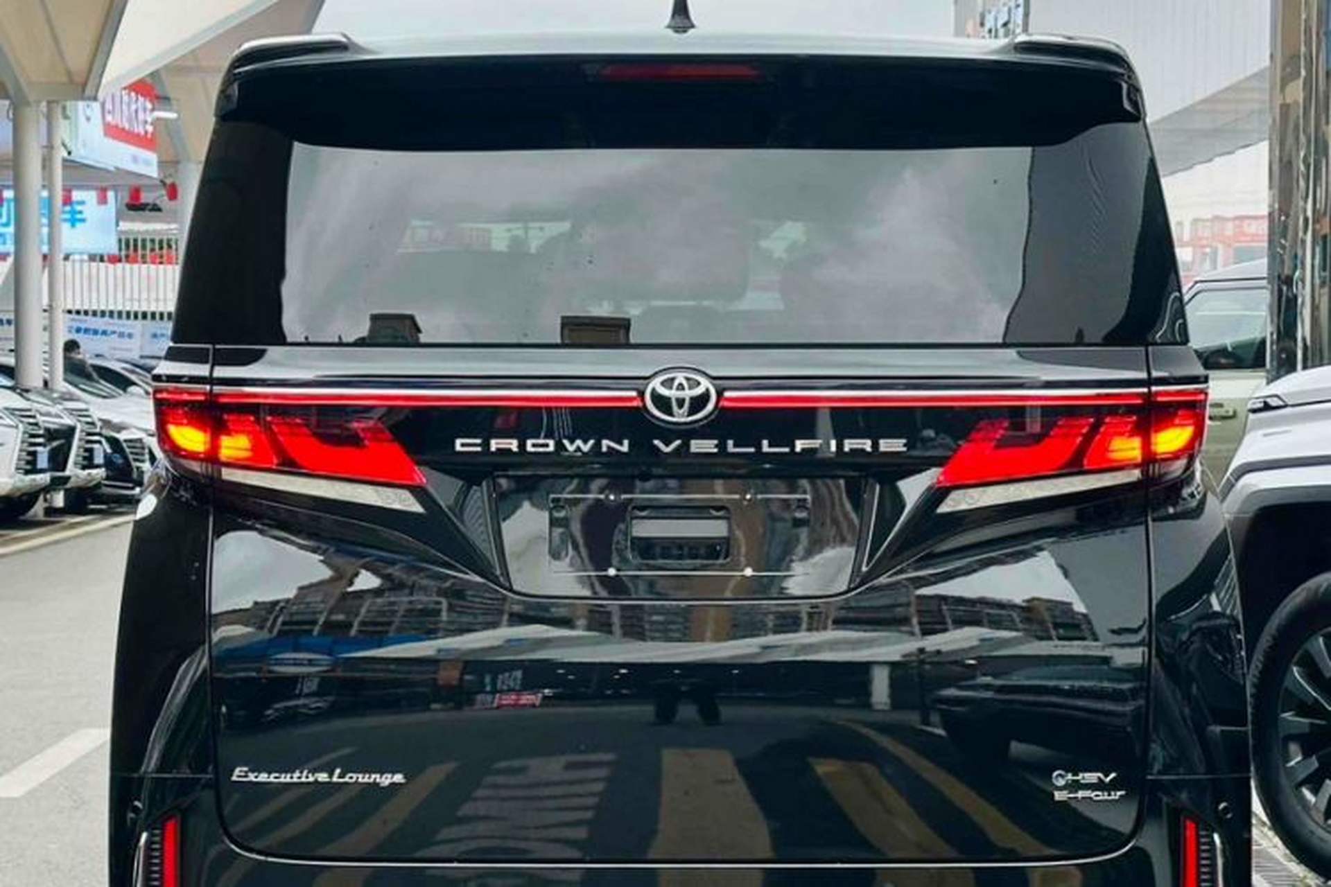 Used Toyota Vellfire 2024 Crown Dual-Engine 2.5L Ultimate Edition Exterior 3