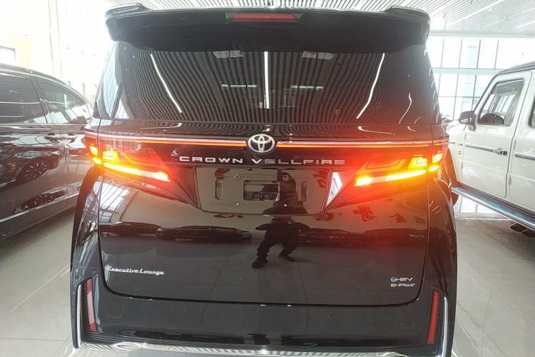 Used Toyota Vellfire 2024 Crown Dual-Engine 2.5L Ultimate Edition Exterior 4
