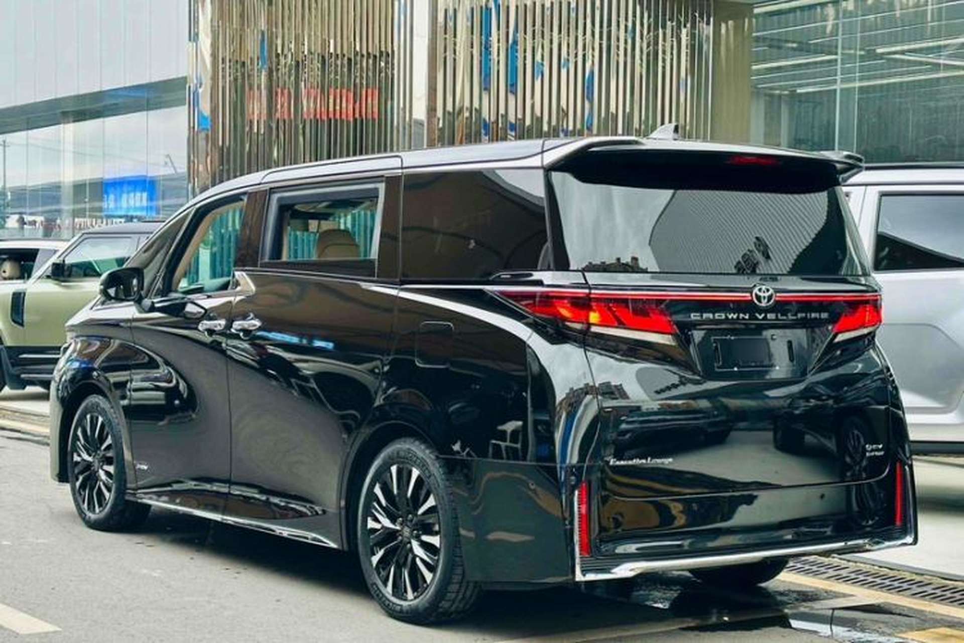 Used Toyota Vellfire 2024 Crown Dual-Engine 2.5L Ultimate Edition Exterior 5