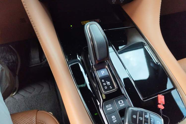 Used Toyota Vellfire 2024 Crown Dual-Engine 2.5L Ultimate Edition Gear Lever