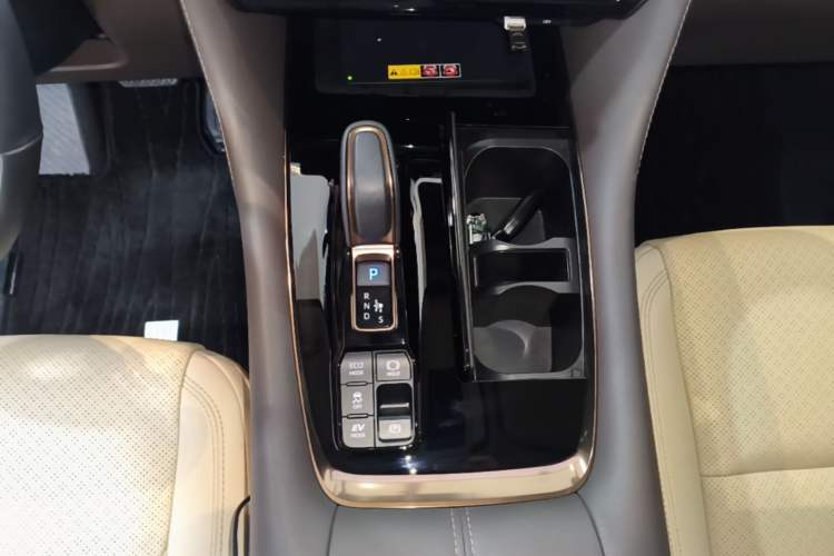 Used Toyota Vellfire 2024 Crown Dual-Engine 2.5L Supreme Executive Edition Gear Lever