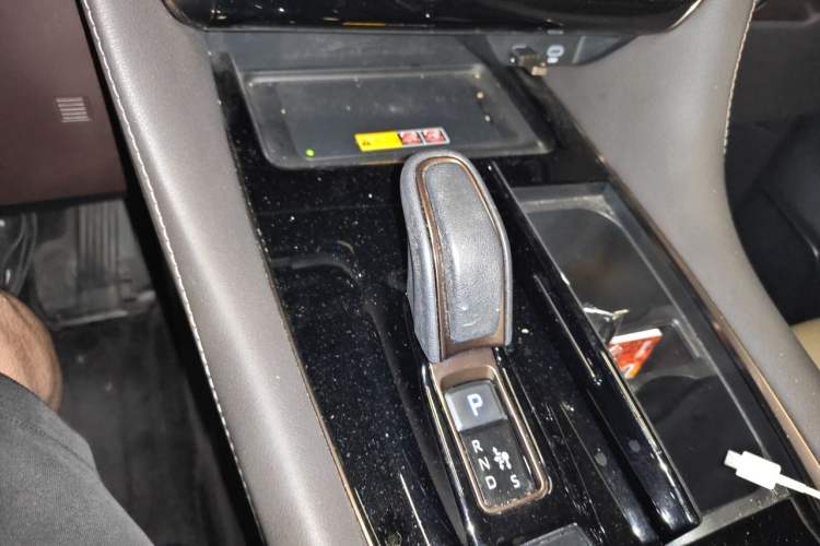 Used Toyota Vellfire 2024 Crown Dual-Engine 2.5L Supreme Executive Edition Gear Lever