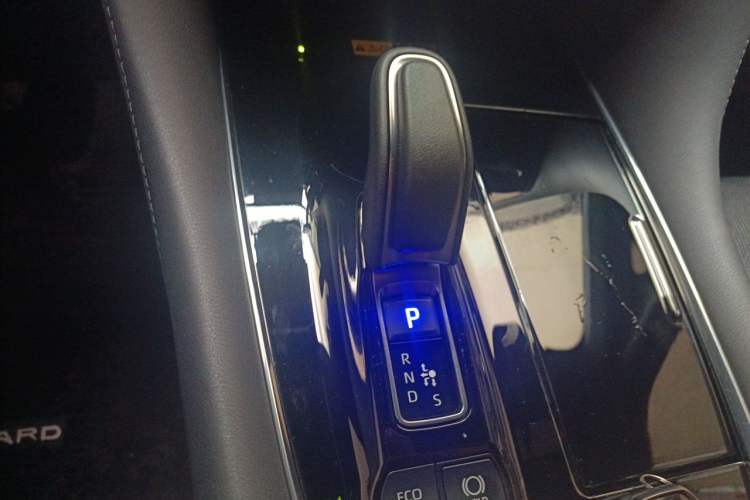Used Toyota Vellfire 2024 Crown Dual-Engine 2.5L Supreme Executive Edition Gear Lever