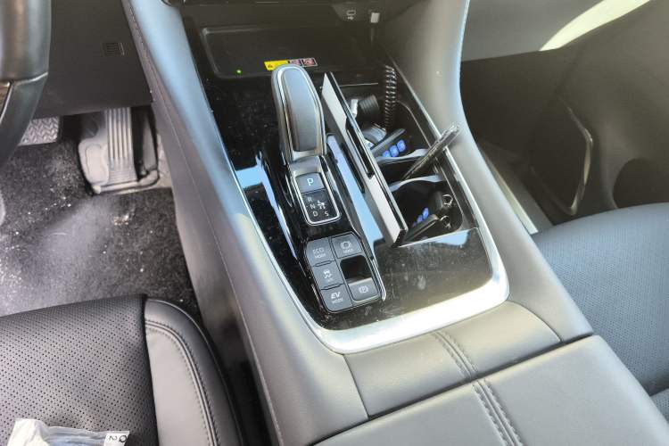 Used Toyota Vellfire 2024 Crown Dual-Engine 2.5L Ultimate Edition Gear Lever