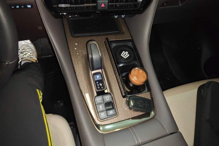 Used Toyota Vellfire 2024 Crown Dual-Engine 2.5L Supreme Executive Edition Gear Lever