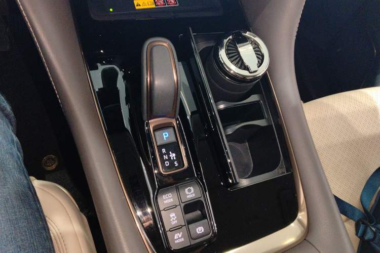 Used Toyota Vellfire 2024 Crown Dual-Engine 2.5L Ultimate Edition Gear Lever