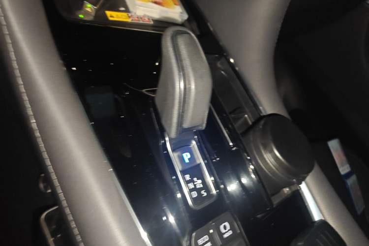 Used Toyota Vellfire 2024 Crown Dual-Engine 2.5L Ultimate Edition Gear Lever