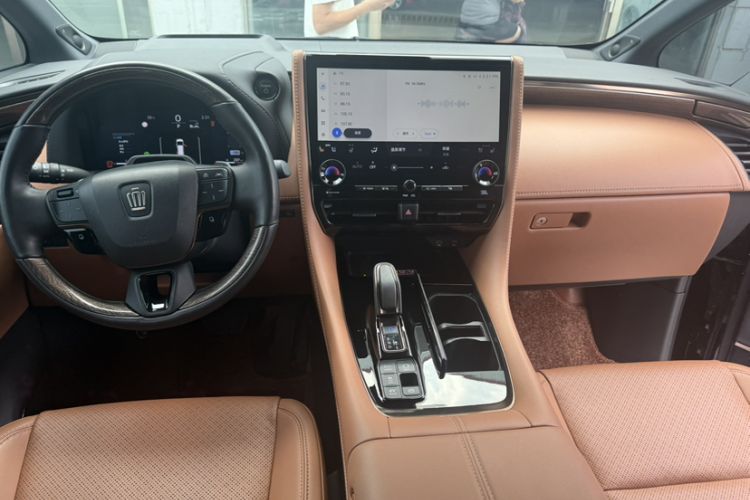 Used Toyota Vellfire 2024 Crown Dual-Engine 2.5L Supreme Executive Edition Interior 1