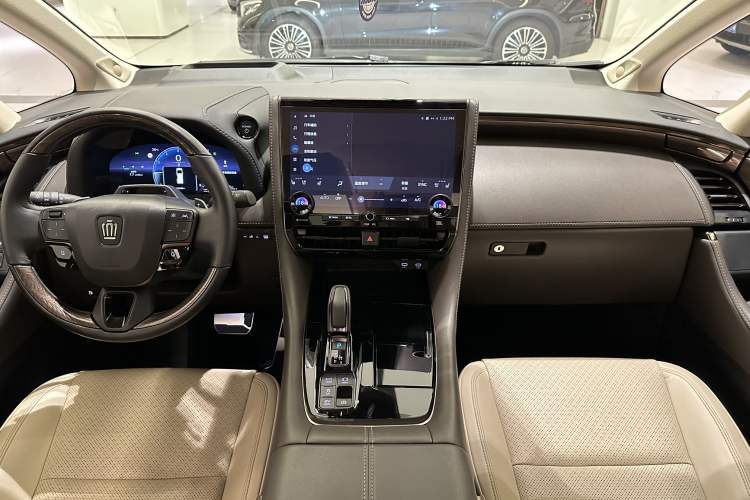 Used Toyota Vellfire 2024 Crown Dual-Engine 2.5L Supreme Executive Edition Interior 1