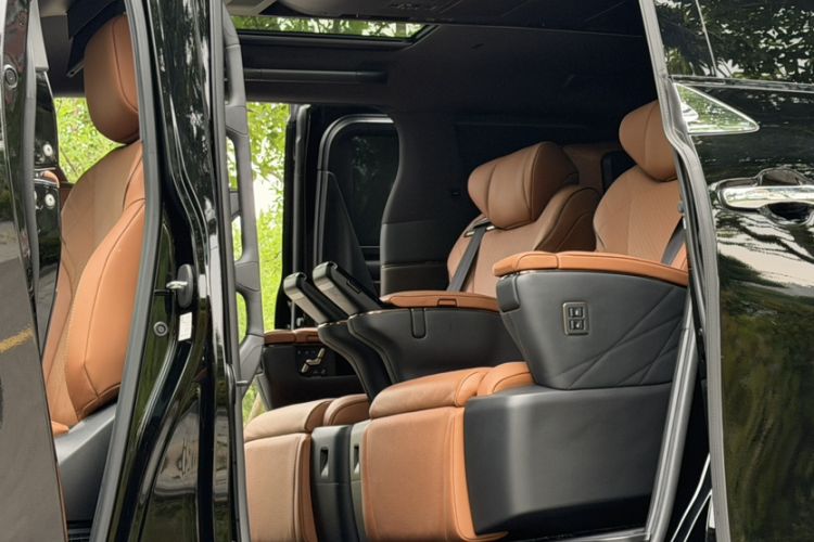 Used Toyota Vellfire 2024 Crown Dual-Engine 2.5L Ultimate Edition Interior 12