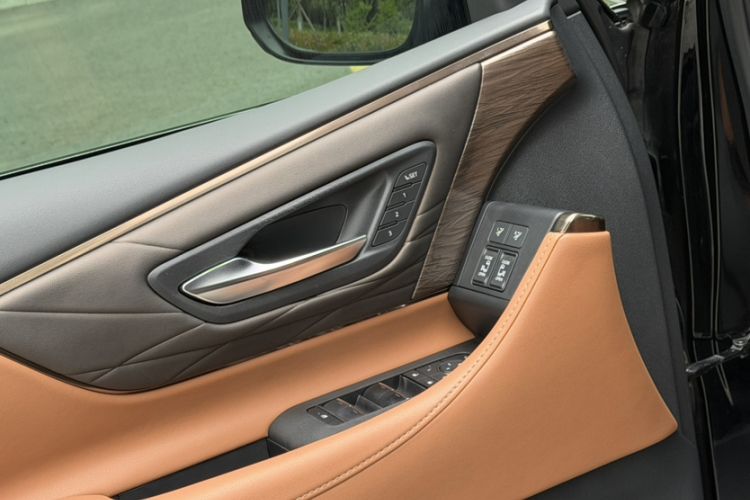 Used Toyota Vellfire 2024 Crown Dual-Engine 2.5L Ultimate Edition Interior 2