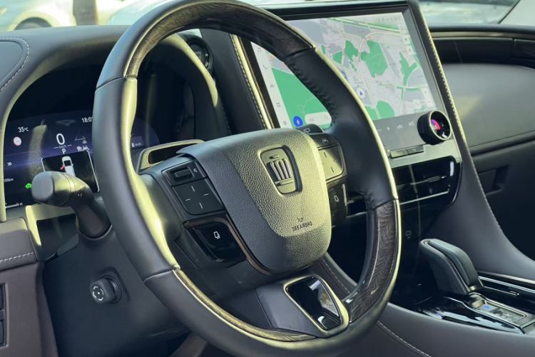 Used Toyota Vellfire 2024 Crown Dual-Engine 2.5L Ultimate Edition Interior 2