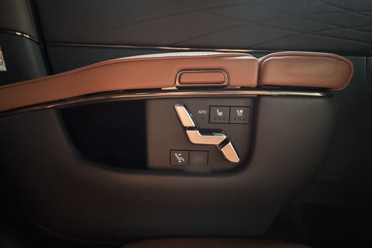 Used Toyota Vellfire 2024 Crown Dual-Engine 2.5L Supreme Executive Edition Interior 4