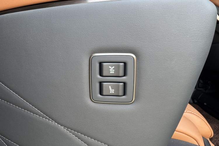Used Toyota Vellfire 2024 Crown Dual-Engine 2.5L Supreme Executive Edition Interior 6