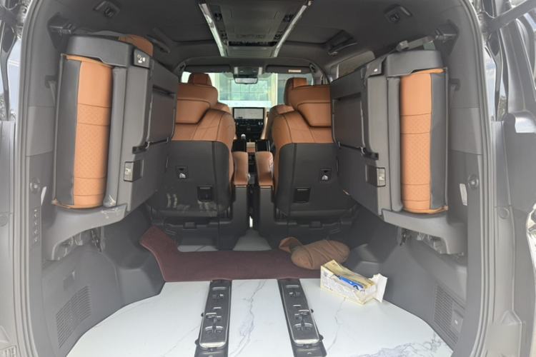 Used Toyota Vellfire 2024 Crown Dual-Engine 2.5L Supreme Executive Edition Interior 8