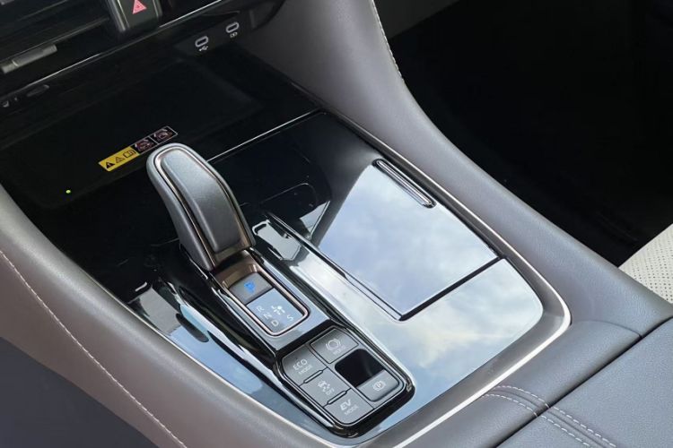 Used Toyota Vellfire 2024 Crown Dual-Engine 2.5L Ultimate Edition Interior 9